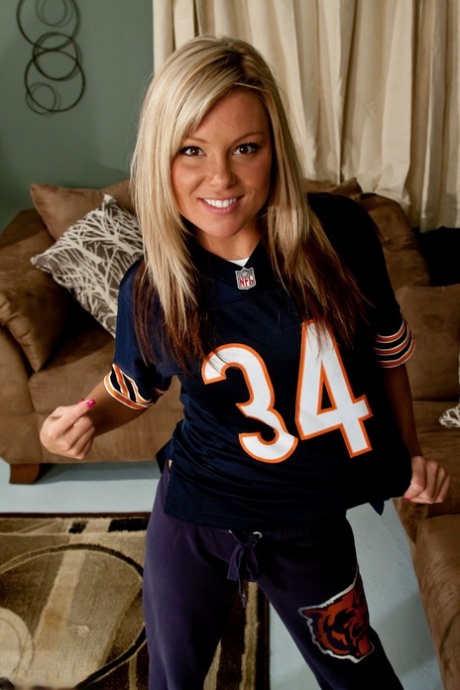 Amateur model Meet Madden strips to her cute panties and a reversed ball cap 74541526