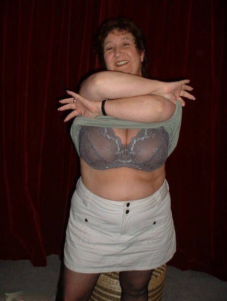 Thick mature woman Kinky Carol strips down to her underthings and hosiery 74290981