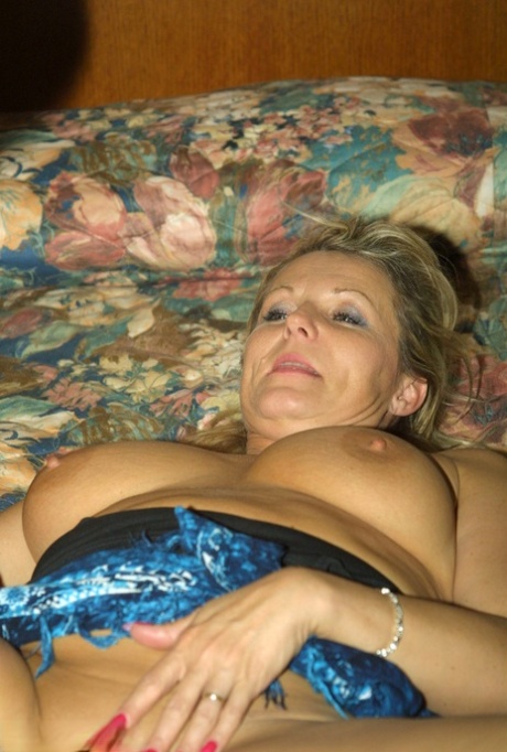 Busty hot mature Reba and her friend lick up a storm in afternoon lesbo tryst 80508700