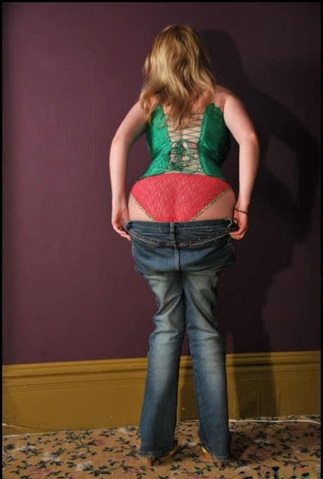 Sexy older lady Tasty Trixie exposes her big tits in blue jeans and a bustier 11818029
