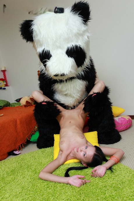 Charming teen Isabella takes an internal cumshot after fucking a Panda 50781731