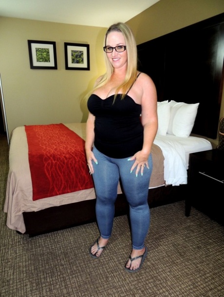Obese amateur flaunts her huge ass prior to gonzo themed sex on a bed 22949951