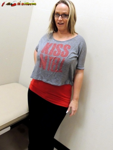 Amateur BBW Dee Siren exposes her big butt afore a dressing room mirror 90657466