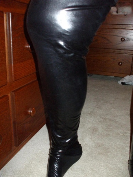 Older woman Busty Bliss takes selfies before POV sex acts in latex stockings 18657729