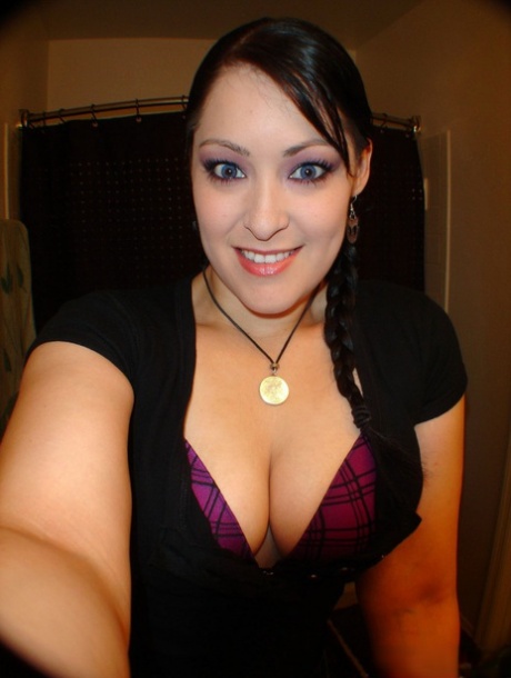 Amateur girl unleashes her big natural tits while taking selfies 64320375