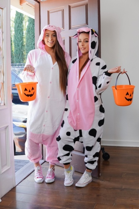 Young girls Vanna Bardot & Gia Derza give a double BJ while trick-or-treating 35297712