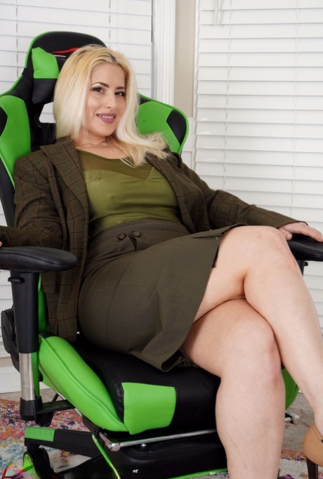 Over 30 blonde Galas Looner uncovers natural tits before showing her vagina 26615442