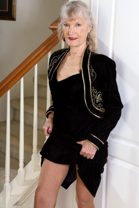Old woman Linda Jones gives a wave after making her nude modelling debut 55480539