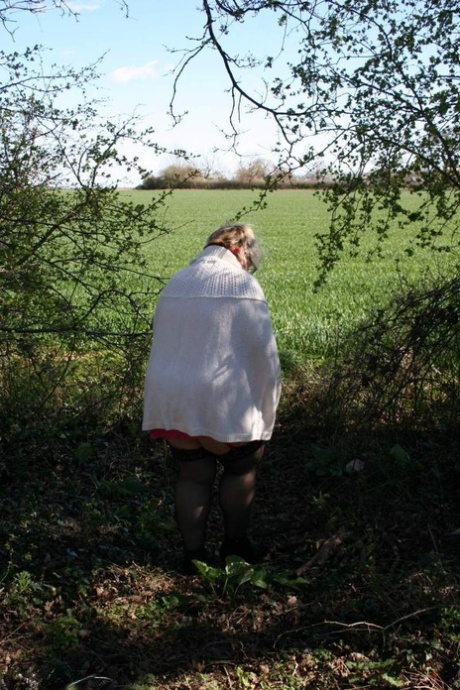 British fatty Lexie Cummings unleashes her big ass in a rural location 30299720