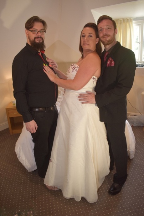 Amateur woman Sara Banks as her tits and pussy freed from a gown by two men 96036140
