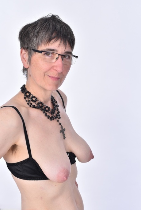 Amateur model Hot MILF pinches her nipples after loosing her saggy tits 73258275