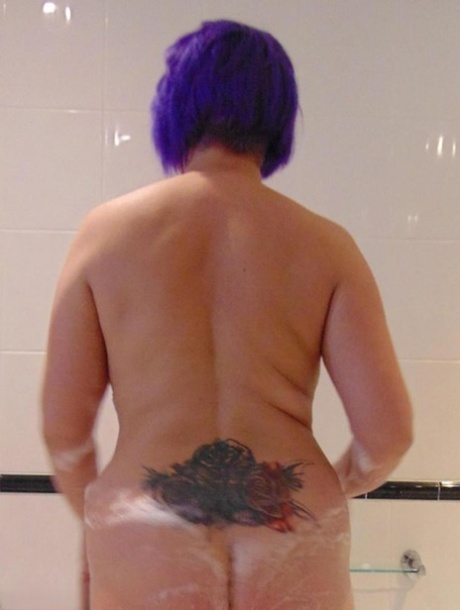 Mature plumper Sara Banks sports dyed hair while taking a bubble bath 92417699