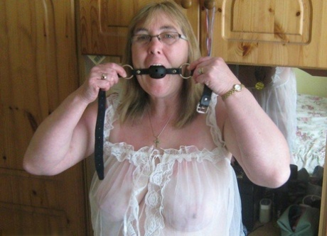 Amateur women are silenced with gags and tied up while barefooted 47144777