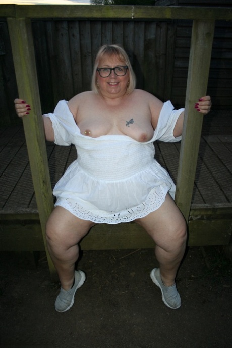 Obese British woman Lexie Cummings reveals her pierced pussy while outdoors 64045092