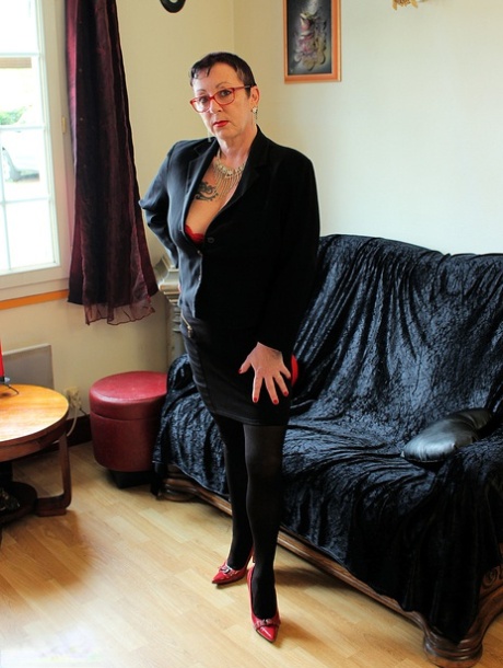Mature woman Mary Bitch displays her pierced bush in sexy stockings 40441497