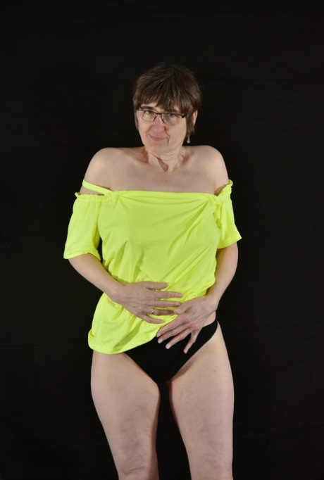 Older amateur Hotmilf slips out of a pink skirt while wearing black underwear 32410320