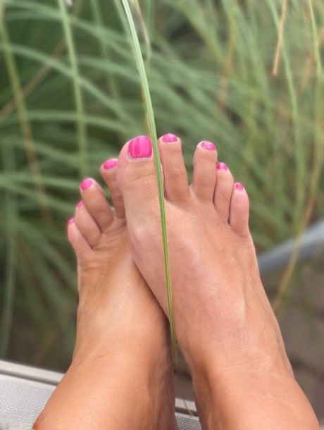 Outdoor Feet Porn Pics & Mature Sex Photos - MaturePornPics.com