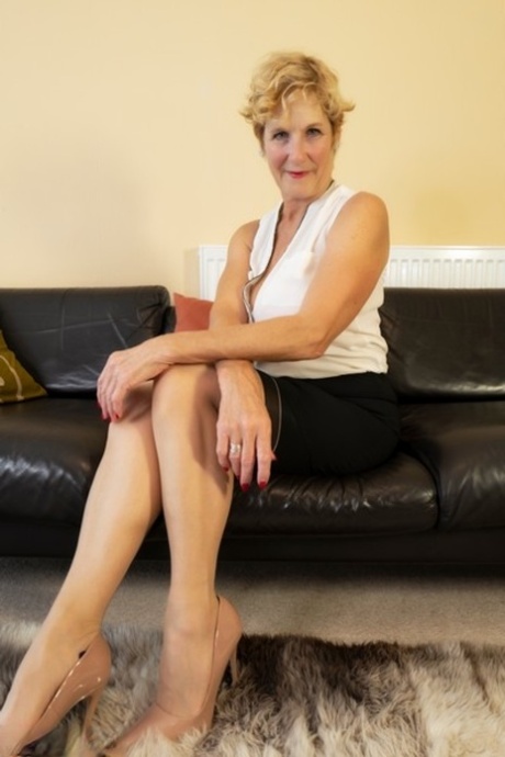 Middle-aged blonde Molly MILF uncups her big boobs while wearing nylons 57938904