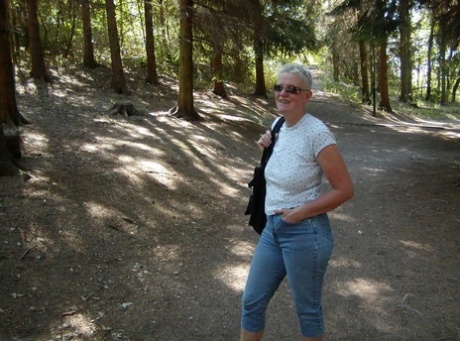 Mature woman Tiffany Pearl takes a shower before and after going hiking 92797328