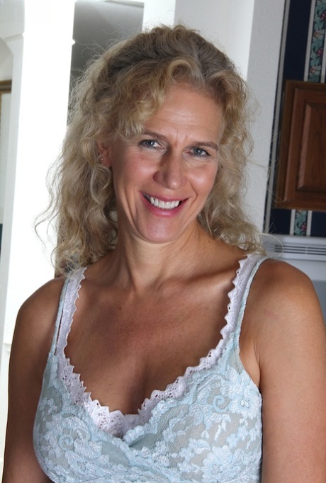 Middle-aged housewife Cally Jo pauses to play with her twat in closeup action 12323954