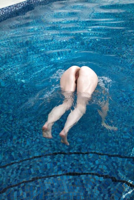 Naked mature prostitute Maria spreads her pussy over the pool 59111009
