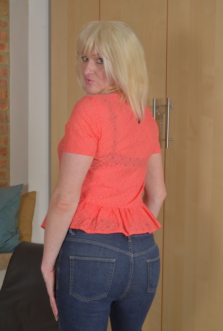 Leggy blonde mom Jade Wilson exposing her large natural juggs 93576584