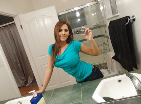 Amateur babe Madison Ivy exposing her curvy body and picturing herself 92634733